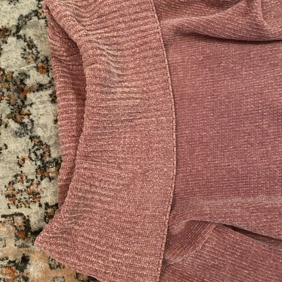 Blush pink sweater. Size medium. - Picture 3 of 6